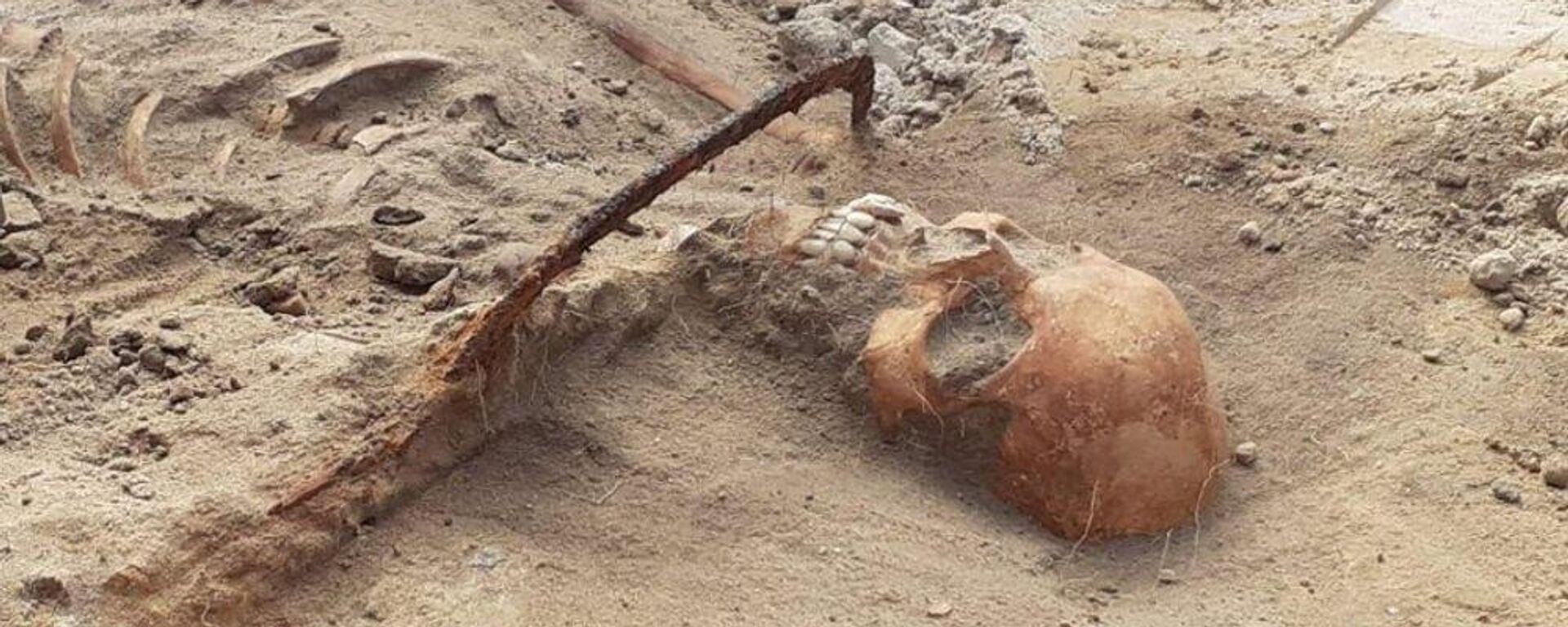 O esqueleto de uma mulher vampiro com uma foice no pescoço para que não se levantasse, bem como um cadeado no dedão do pé, foi encontrado na Polônia - Sputnik Brasil, 1920, 11.06.2023