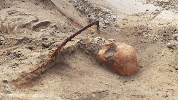 O esqueleto de uma mulher vampiro com uma foice no pescoço para que não se levantasse, bem como um cadeado no dedão do pé, foi encontrado na Polônia - Sputnik Brasil