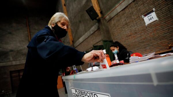 Uma mulher vota em um plebiscito sobre um novo projeto de Constituição em Santiago, Chile - Sputnik Brasil