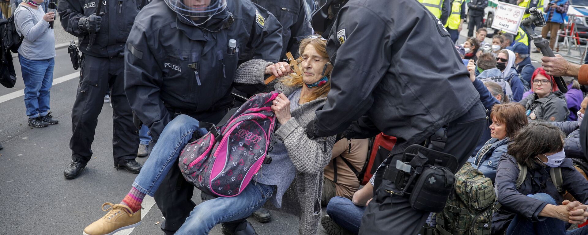 Policiais carregam manifestante depois que a polícia interrompeu protesto contra a política do governo alemão de combater a pandemia de COVID-19 em Berlim, Alemanha, 21 de abril de 2021 - Sputnik Brasil, 1920, 04.09.2022