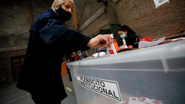 Mulher deposita voto durante plebiscito constitucional, em Santiago, no Chile, em 4 de setembro de 2022 (foto de arquivo) - Sputnik Brasil