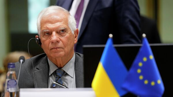 Josep Borrell, chefe das relações exteriores da União Europeia, e Denys Shmyhal, primeiro-ministro da Ucrânia (fora da foto), participam de cerimônia no Conselho Europeu, em Bruxelas, na Bélgica, em 5 de setembro de 2022 - Sputnik Brasil