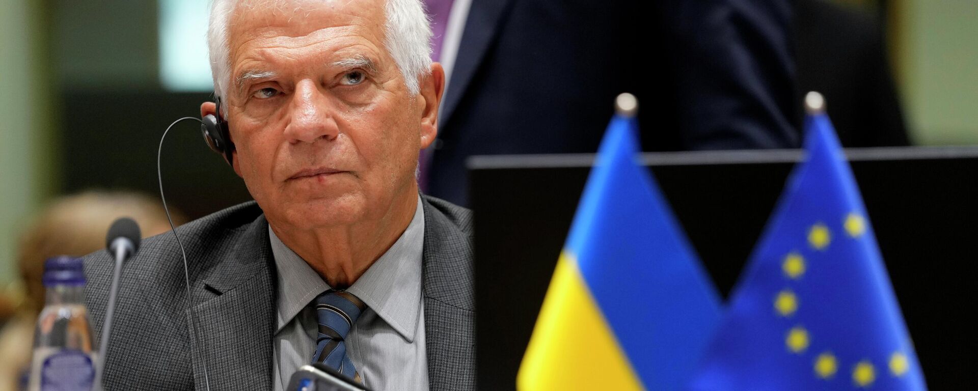 Josep Borrell, chefe das relações exteriores da União Europeia, e Denys Shmyhal, primeiro-ministro da Ucrânia (fora da foto), participam de cerimônia no Conselho Europeu, em Bruxelas, na Bélgica, em 5 de setembro de 2022 - Sputnik Brasil, 1920, 05.05.2023