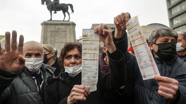 Pessoas seguram suas contas de eletricidade enquanto protestam contra os altos preços da energia em Ancara, Turquia, 9 de fevereiro de 2022 - Sputnik Brasil