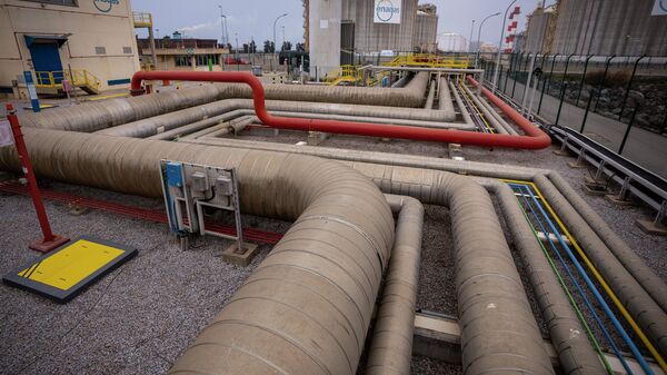 Tubulação de gás na planta de regaseificação Enagss, a maior planta de gás natural liquefeito (GNL) da Europa, em Barcelona, Espanha, 29 de março de 2022 - Sputnik Brasil