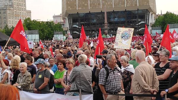 Milhares de pessoas se reúnem para protestar contra o aumento dos preços de energia em Leipzig, na Alemanha - Sputnik Brasil
