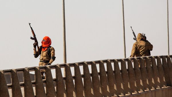 Homens armados são vistos perto do campo de Lamizana, na capital de Burkina Faso, Ouagadougou, em 23 de janeiro de 2022 - Sputnik Brasil