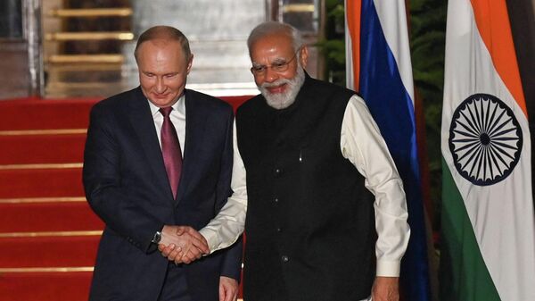 Primeiro-ministro indiano Narendra Modi cumprimenta o presidente russo Vladimir Putin durante a sua reunião em Nova Deli, Índia, 6 de dezembro de 2021 - Sputnik Brasil