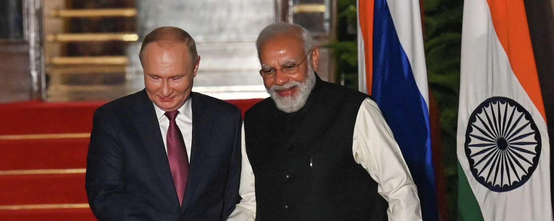 Primeiro-ministro indiano Narendra Modi cumprimenta o presidente russo Vladimir Putin durante a sua reunião em Nova Deli, Índia, 6 de dezembro de 2021 - Sputnik Brasil, 1920, 07.09.2022