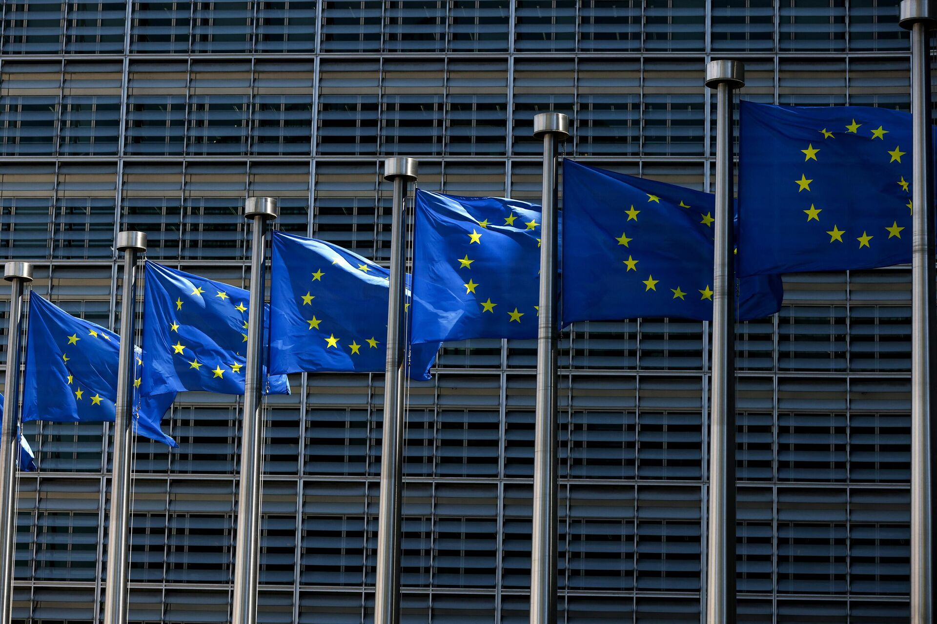 Bandeiras da União Europeia fora do prédio da Comissão Europeia, em Bruxelas, na Bélgica, em 16 de junho de 2022 - Sputnik Brasil, 1920, 06.09.2022