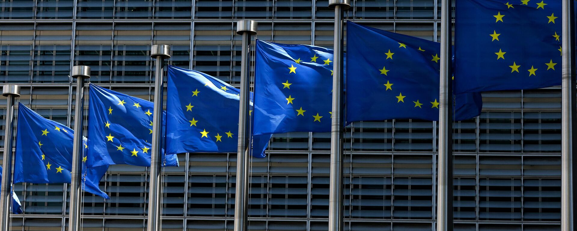 Bandeiras da União Europeia fora do prédio da Comissão Europeia, em Bruxelas, na Bélgica, em 16 de junho de 2022 - Sputnik Brasil, 1920, 06.09.2022