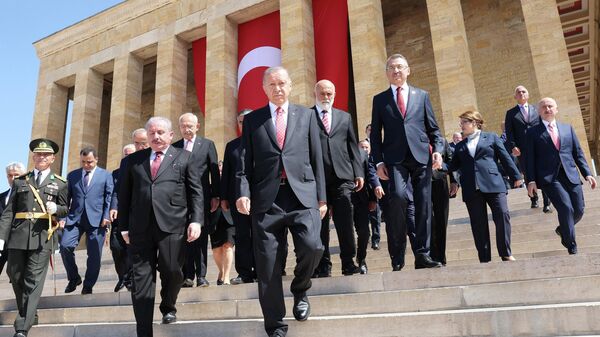 Recep Tayyip Erdogan, presidente da Turquia (no centro), durante 100º aniversário da vitória do país sobre a Grécia na Batalha de Dumlupinar em 1922, no mausoléu de Mustafa Kemal Ataturk, fundador da República Turca em Ancara, Turquia, 30 de agosto de 2022 - Sputnik Brasil