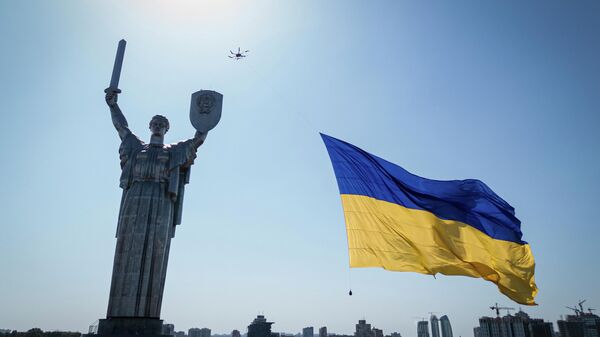 Drone carregando grande bandeira ucraniana em Kiev, Ucrânia, em 24 de agosto de 2022 - Sputnik Brasil