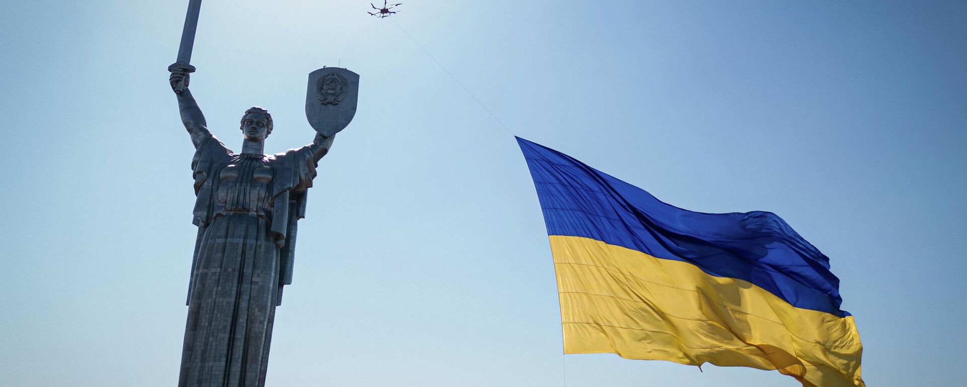 Drone carregando grande bandeira ucraniana em Kiev, Ucrânia, em 24 de agosto de 2022 - Sputnik Brasil, 1920, 25.03.2024