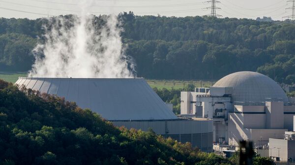 Fumaça sobe da usina nuclear de Nerckarwestheim, Alemanha, em meio à crise energética no país, 22 de agosto de 2022 - Sputnik Brasil