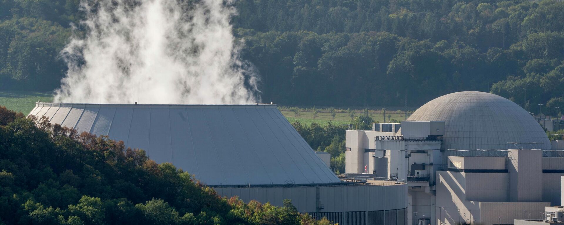 Fumaça sobe da usina nuclear de Nerckarwestheim, Alemanha, em meio à crise energética no país, 22 de agosto de 2022 - Sputnik Brasil, 1920, 13.09.2022