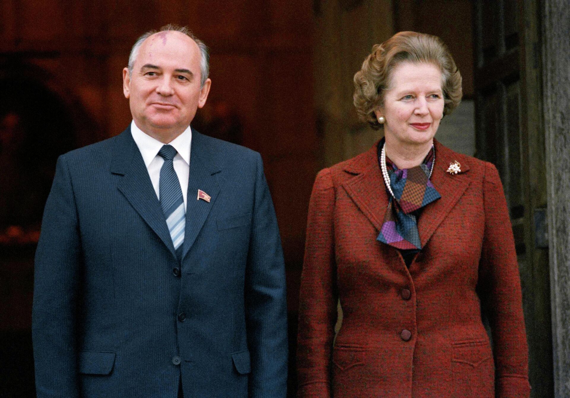 Ex-presidente da União das Repúblicas Socialistas Sov­­­­­­­­­­­­­­­iéticas (URSS), Mikhail Gorbachev, posa ao lado da ex-primeira-ministra britânica Margaret Thatcher, em 15 de dezembro de 1984 - Sputnik Brasil, 1920, 06.09.2022