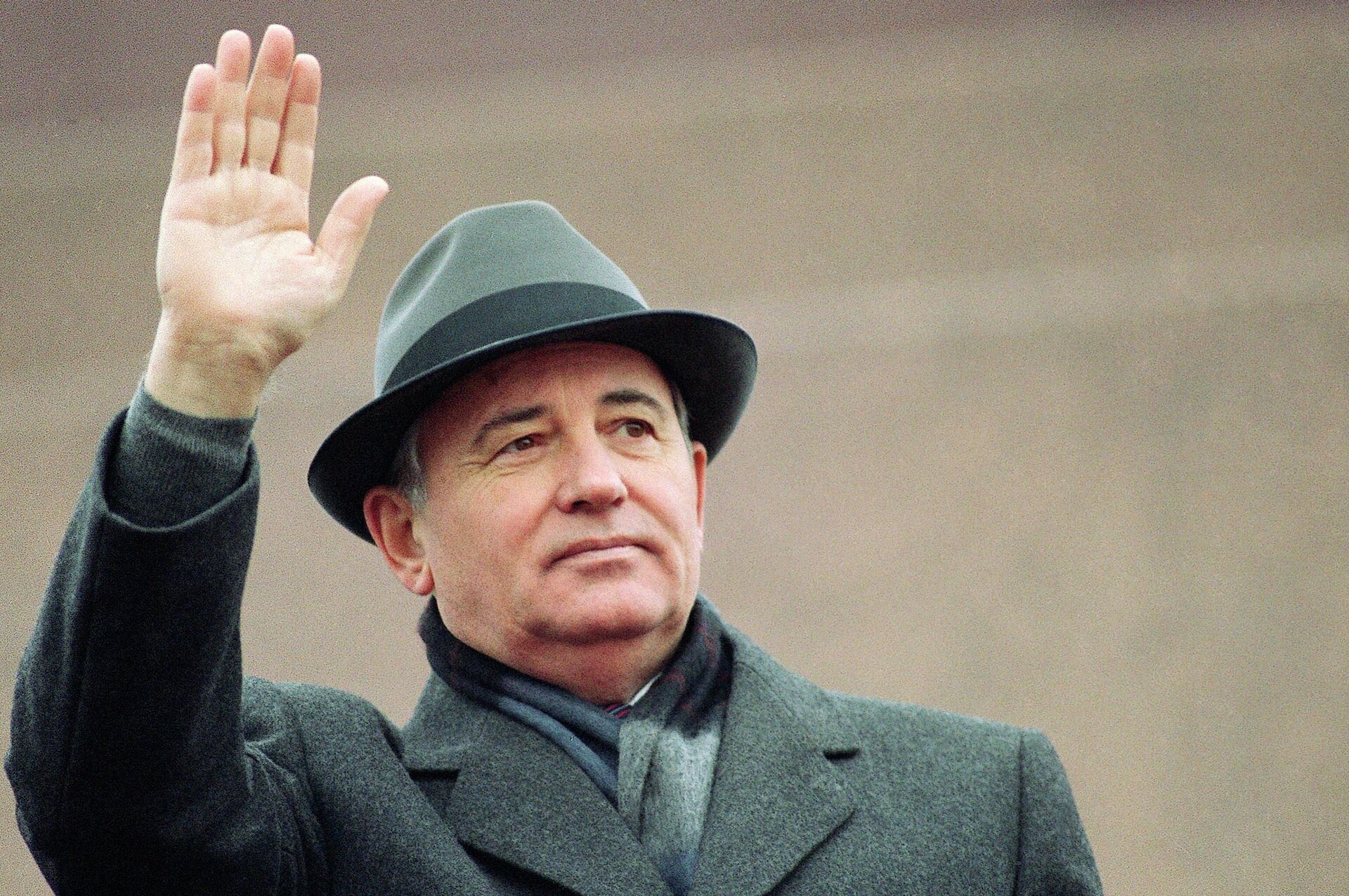 Ex-presidente da União das Repúblicas Socialistas Sov­­­­­­­­­­­­­­­iéticas (URSS), Mikhail Gorbachev acena em evento em Moscou, em 7 de novembro de 1989 - Sputnik Brasil, 1920, 06.09.2022