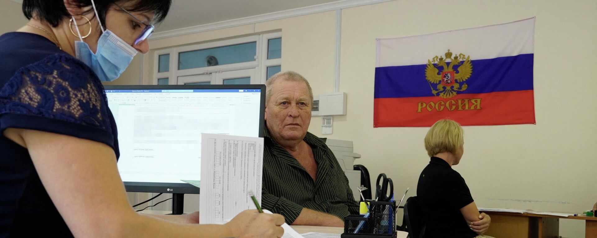 Homem preenche um documento para solicitar um novo passaporte russo em um centro em Melitopol, 3 de agosto de 2022 - Sputnik Brasil, 1920, 06.09.2022