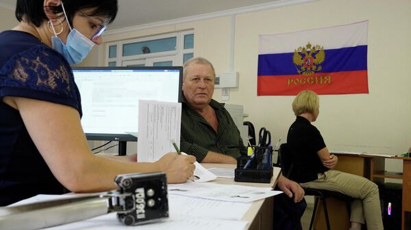 Homem preenche um documento para solicitar um novo passaporte russo em um centro em Melitopol, 3 de agosto de 2022 - Sputnik Brasil