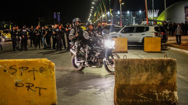 Policiais se posicionam diante de blocos de concreto no Eixo Monumental, em Brasília - Sputnik Brasil