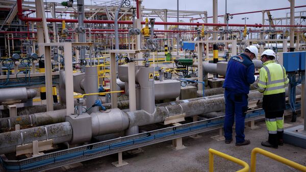 Operadores trabalham na usina de regaseificação da Enagás, o maior terminal de regaseificação de gás natural liquefeito (GNL) da Europa, em Barcelona, na Espanha, em 29 de março de 2022 (foto de arquivo) - Sputnik Brasil