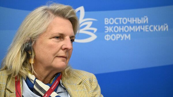Antiga ministra das Relações Exteriores da Áustria Karin Kneissl nas margens do Fórum Econômico do Oriente em Vladivostok, 7 de setembro de 2022 - Sputnik Brasil