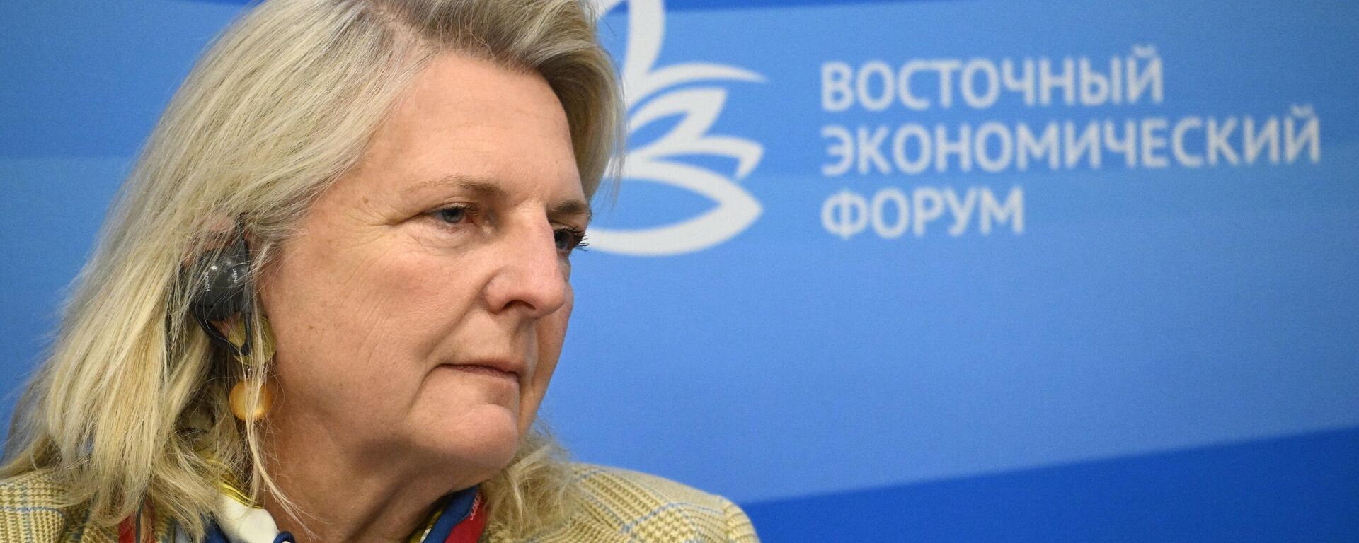 Antiga ministra das Relações Exteriores da Áustria Karin Kneissl nas margens do Fórum Econômico do Oriente em Vladivostok, 7 de setembro de 2022 - Sputnik Brasil, 1920, 07.09.2022