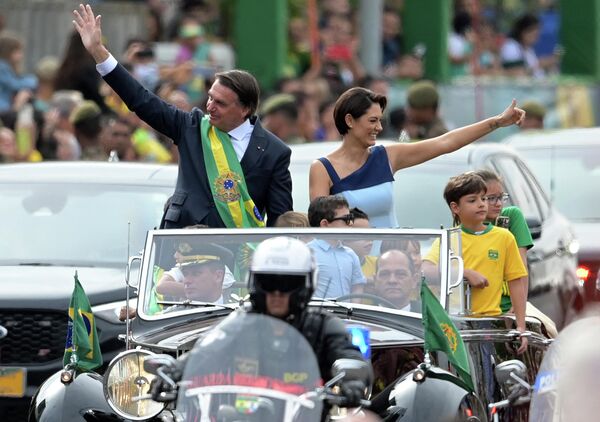 O presidente, Jair Bolsonaro, e a primeira-dama Michelle Bolsonaro, acenam durante desfile militar marcar o 200º aniversário da independência do Brasil em Brasília, 7 de setembro de 2022 - Sputnik Brasil