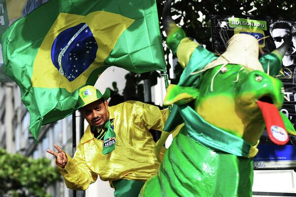 Um apoiador do presidente Bolsonaro gesticula antes de um comício e desfile militar para marcar o 200º aniversário da independência do Brasil  na praia de Copacabana, Rio de Janeiro, em 7 de setembro de 2022 - Sputnik Brasil