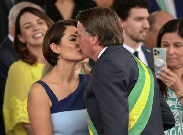 O presidente, Jair Bolsonaro, e a primeira-dama, Michelle Bolsonaro, se beijam durante desfile militar para marcar o 200º aniversário da independência do Brasil em Brasília, em 7 de setembro de 2022 - Sputnik Brasil