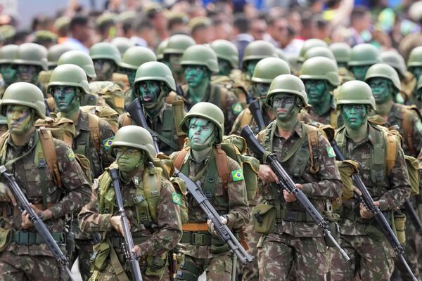 Militares marcham durante desfile comemorativo do bicentenário da independência do Brasil de Portugal em Brasília, 7 de setembro de 2022 - Sputnik Brasil