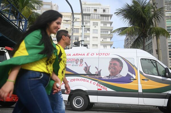 Сторонники президента Бразилии Жаира Болсонару направляются на пляж Копакабана в Рио-де-Жанейро - Sputnik Brasil