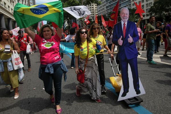 Opositores do presidente Jair Bolsonaro carregam um recorte do ex-presidente Lula durante as comemorações do Dia da Independência, Rio de Janeiro, 7 de setembro de 2022 - Sputnik Brasil