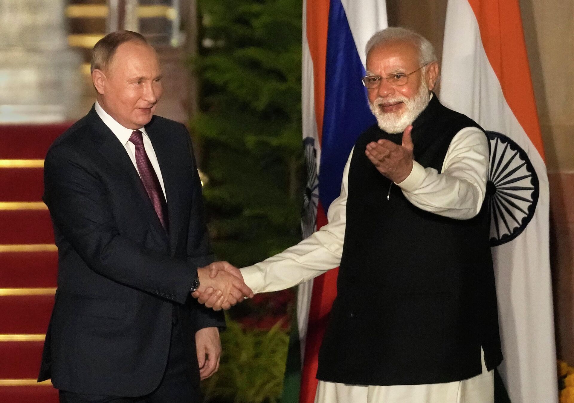 Vladimir Putin, presidente da Rússia (à esquerda), e Narendra Modi, primeiro-ministro da Índia, apertam as mãos durante encontro em Nova Deli, na Índia, em 6 de dezembro de 2021 - Sputnik Brasil, 1920, 25.12.2022