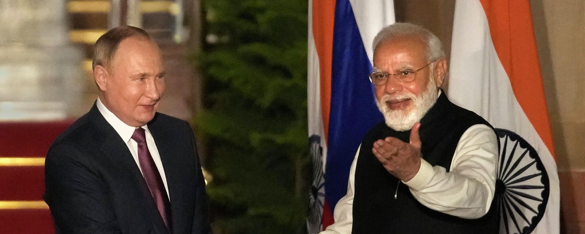 Vladimir Putin, presidente da Rússia (à esquerda), e Narendra Modi, primeiro-ministro da Índia, apertam as mãos durante encontro em Nova Deli, na Índia, em 6 de dezembro de 2021 - Sputnik Brasil, 1920, 09.11.2022