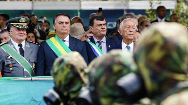 Jair Bolsonaro assiste ao desfile cívico-militar do 7 de Setembro em Brasília - Sputnik Brasil