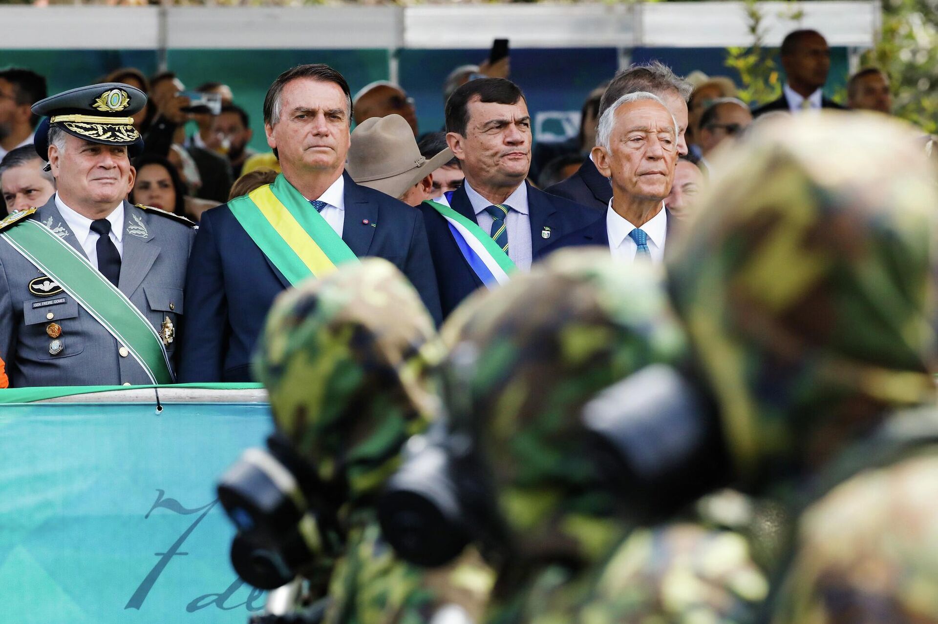 Jair Bolsonaro assiste ao desfile cívico-militar do 7 de Setembro em Brasília - Sputnik Brasil, 1920, 13.10.2022