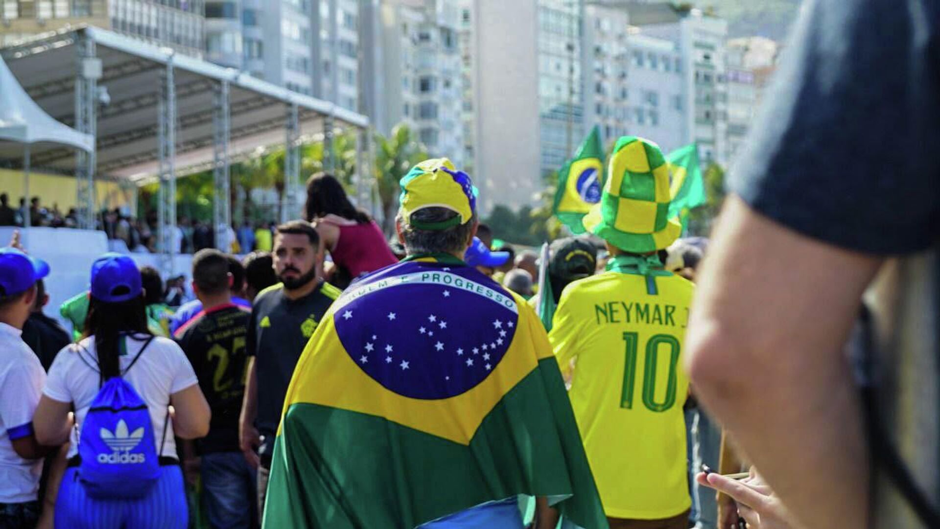 Manifestantes e apoiadores do presidente brasileiro, Jair Bolsonaro (PL), participam de evento em comemoração ao bicentenário da independência do Brasil, em Copacabana, no Rio de Janeiro (RJ). Brasil, 7 de setembro de 2022 - Sputnik Brasil, 1920, 18.11.2022
