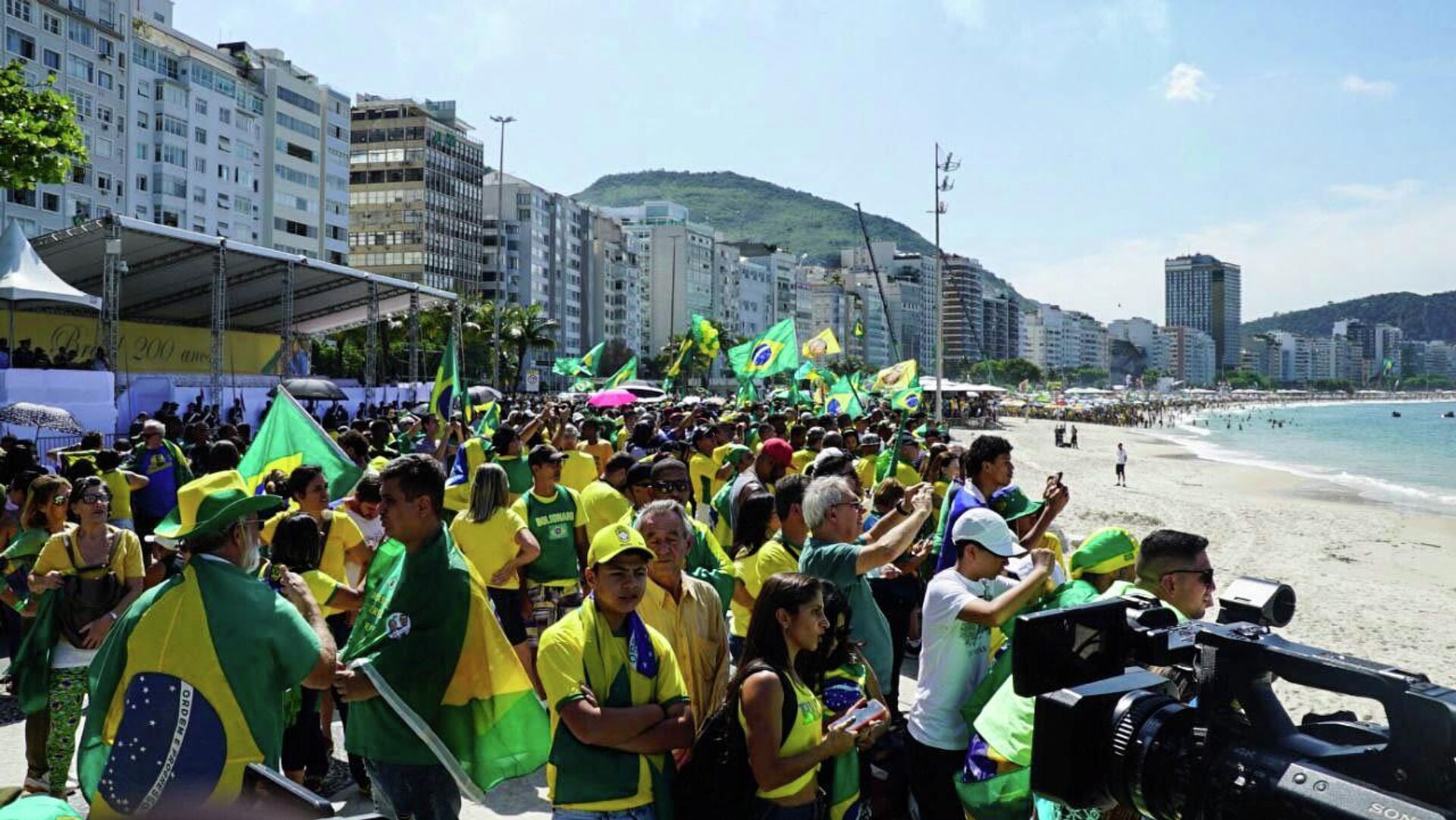 Manifestantes e apoiadores do presidente brasileiro, Jair Bolsonaro (PL), participam de evento em comemoração ao Bicentenário da Independência do Brasil, em Copacabana, no Rio de Janeiro, em 7 de setembro de 2022 - Sputnik Brasil, 1920, 07.09.2022