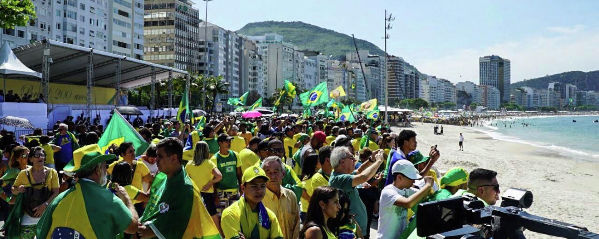 Manifestantes e apoiadores do presidente brasileiro, Jair Bolsonaro (PL), participam de evento em comemoração ao Bicentenário da Independência do Brasil, em Copacabana, no Rio de Janeiro, em 7 de setembro de 2022 - Sputnik Brasil, 1920, 08.09.2022