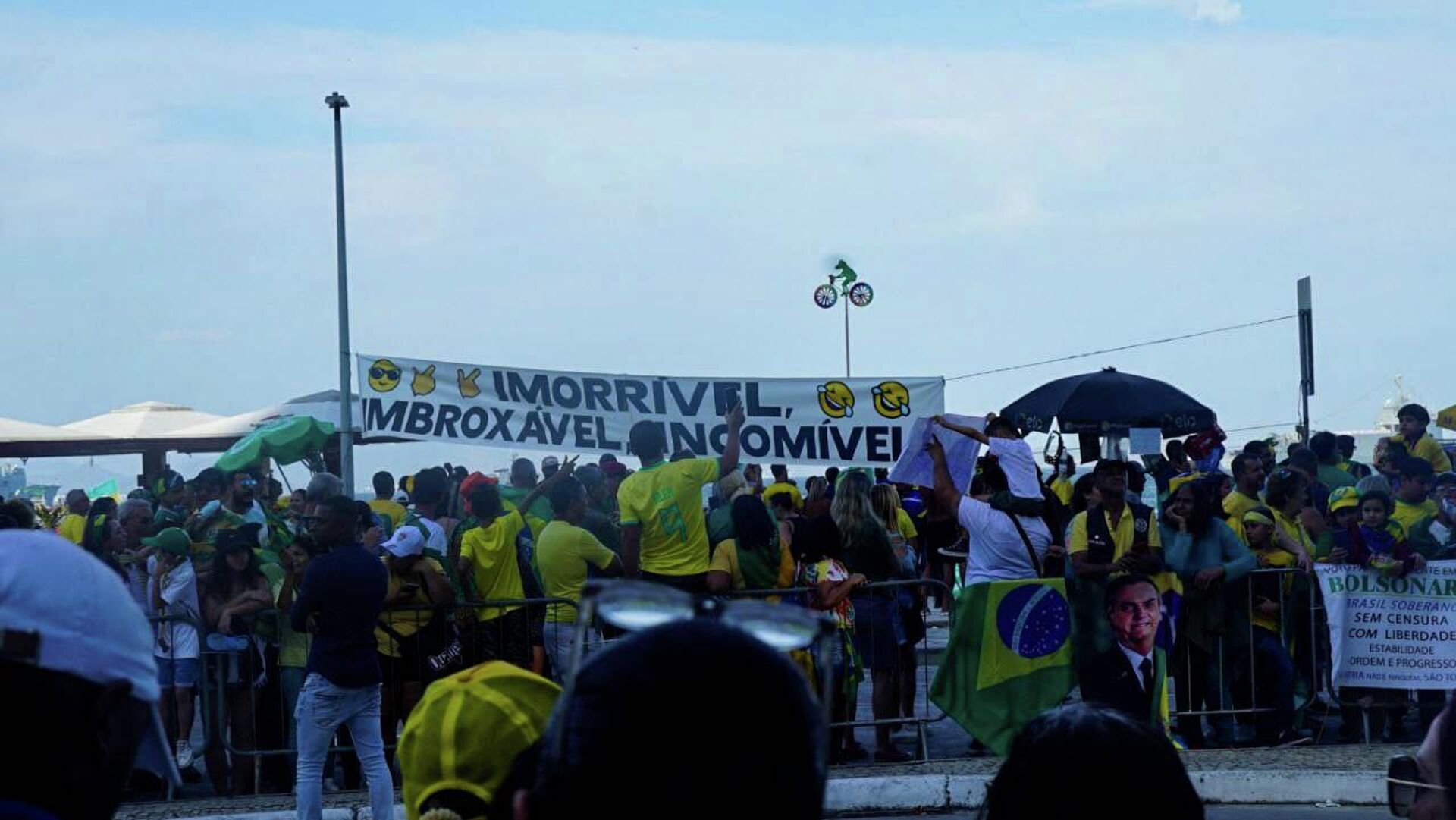 Manifestantes e apoiadores do presidente brasileiro, Jair Bolsonaro (PL), estendem faixa durante evento em comemoração ao Bicentenário da Independência do Brasil, em Copacabana, no Rio de Janeiro, em 7 de setembro de 2022 - Sputnik Brasil, 1920, 07.09.2022