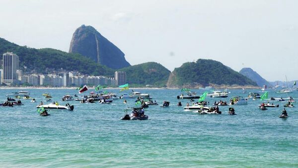 Embarcações de manifestantes e apoiadores do presidente brasileiro, Jair Bolsonaro (PL), participam de evento em comemoração ao bicentenário da Independência do Brasil, em Copacabana, Rio de Janeiro, 7 de setembro de 2022 - Sputnik Brasil