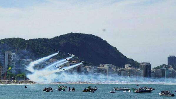 Aeronaves realizam manobras durante evento militar em comemoração ao bicentenário da Independência do Brasil, em Copacabana, Rio de Janeiro, 7 de setembro de 2022 - Sputnik Brasil