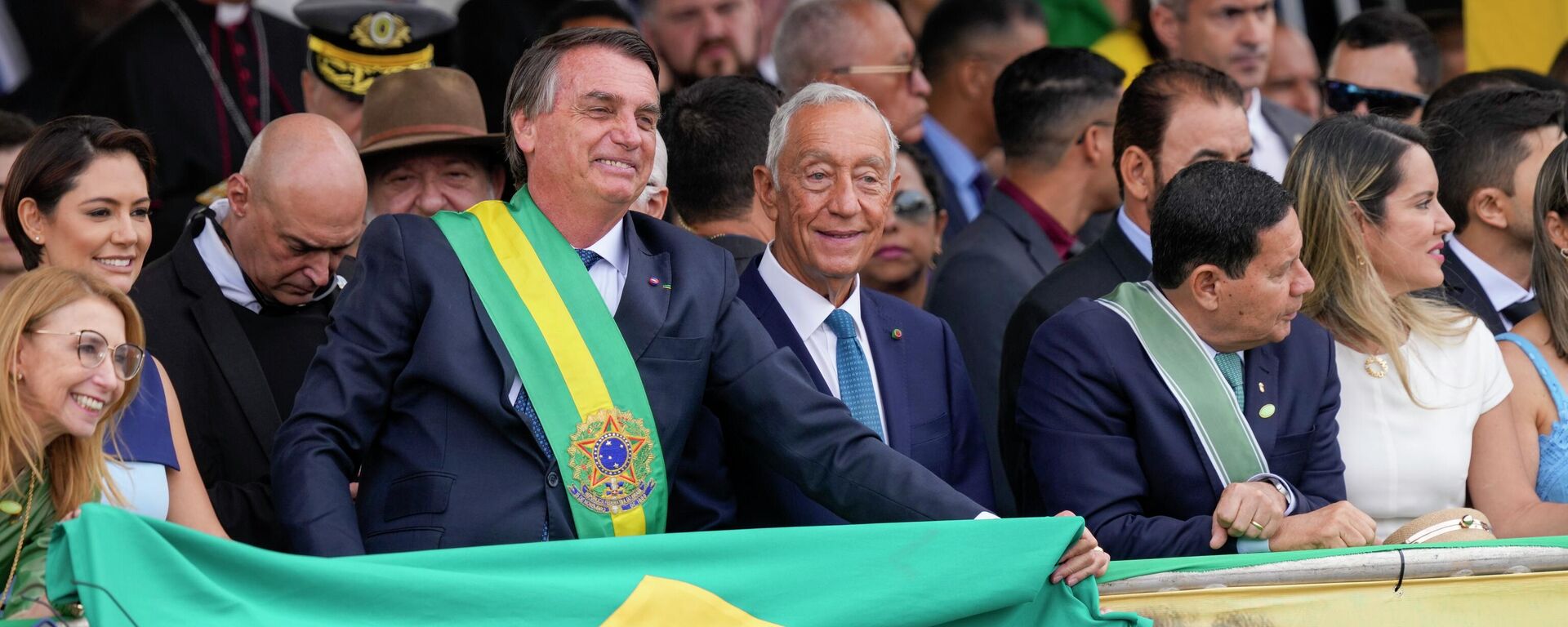 O presidente Jair Bolsonaro segura uma bandeira brasileira com texto que diz em português Brasil sem aborto. Brasil sem drogas - Sputnik Brasil, 1920, 07.09.2022