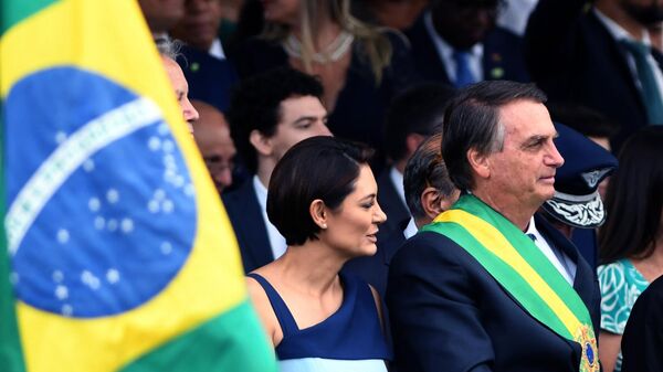 A primeira-dama, Michelle Bolsonaro, e o presidente brasileiro, Jair Bolsonaro (PL), participam do desfile do Dia da Independência do Brasil, em Brasília, em 7 de setembro de 2022 - Sputnik Brasil