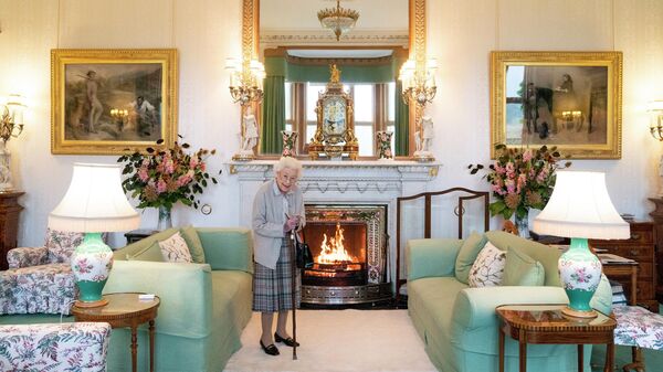 Rainha britânica Elizabeth II aguarda  antes de receber Liz Truss em Balmoral, para onde Truss foi convidada a fim de oficialmente se tornar primeira-ministra e formar um novo governo, em Aberdeenshire, Escócia, 6 de setembro de 2022 - Sputnik Brasil