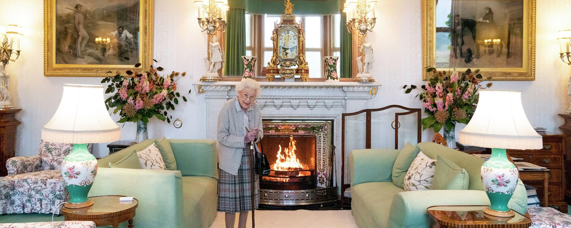 Rainha britânica Elizabeth II aguarda  antes de receber Liz Truss em Balmoral, para onde Truss foi convidada a fim de oficialmente se tornar primeira-ministra e formar um novo governo, em Aberdeenshire, Escócia, 6 de setembro de 2022 - Sputnik Brasil, 1920, 08.09.2022