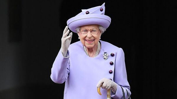 Rainha britânica Elizabeth II acena enquanto assiste à Parada Real no Palácio de Holyroodhouse em Edimburgo, Escócia, em 28 de junho de 2022 - Sputnik Brasil