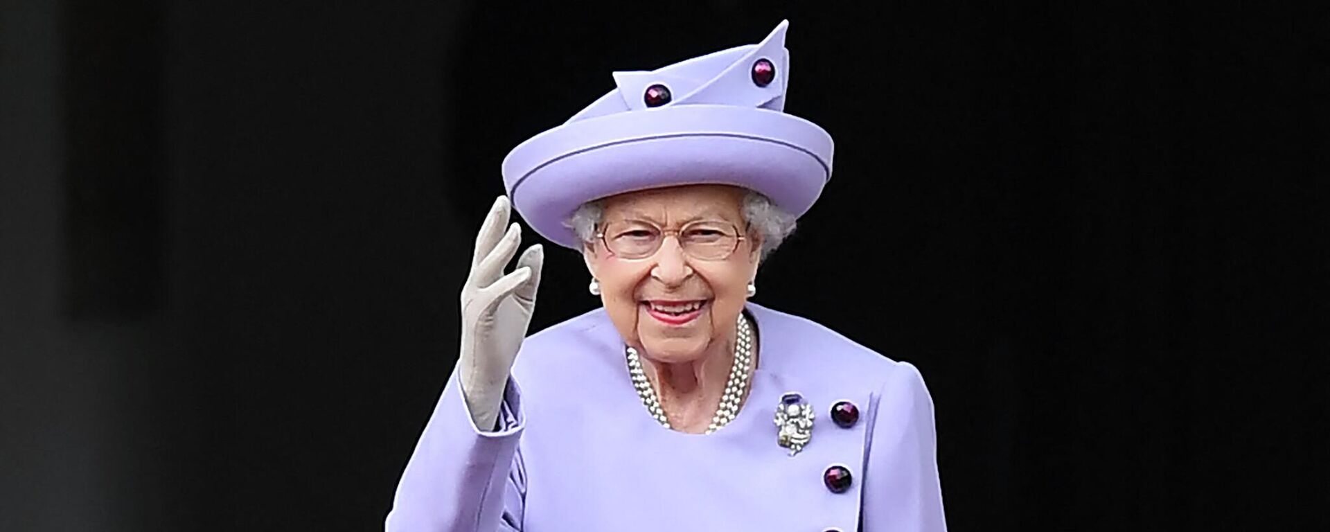 Rainha britânica Elizabeth II acena enquanto assiste à Parada Real no Palácio de Holyroodhouse em Edimburgo, Escócia, em 28 de junho de 2022 - Sputnik Brasil, 1920, 09.09.2022
